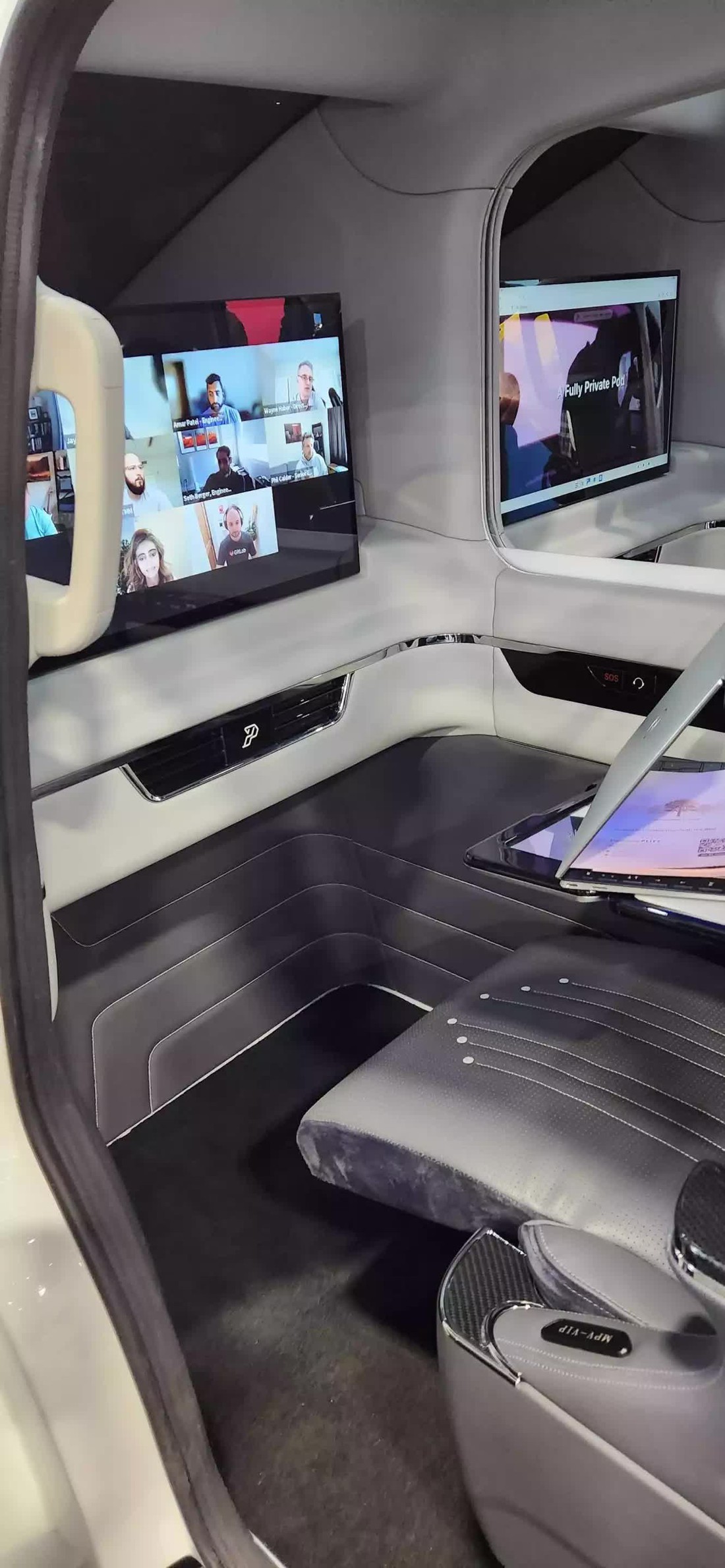 Taxi đi chung nhưng không ai nhìn thấy mặt ai, có bàn làm việc, màn giải trí riêng - Ảnh 6.