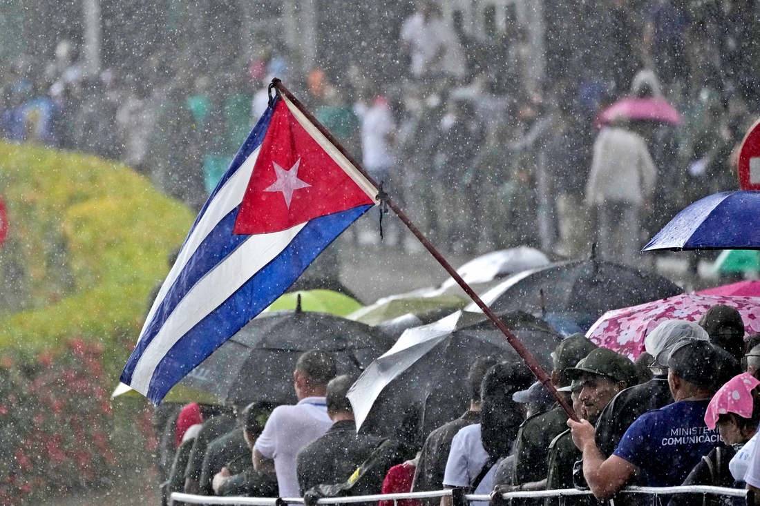 Người dân Cuba đội mưa tiễn biệt 32 binh sĩ tử trận trong chiến dịch Mỹ bắt giữ ông Maduro - Ảnh 1.