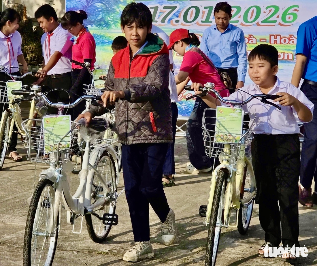 Dân vùng lũ Phú Yên đi chợ 0 đồng, xách hàng trĩu tay - Ảnh 12.