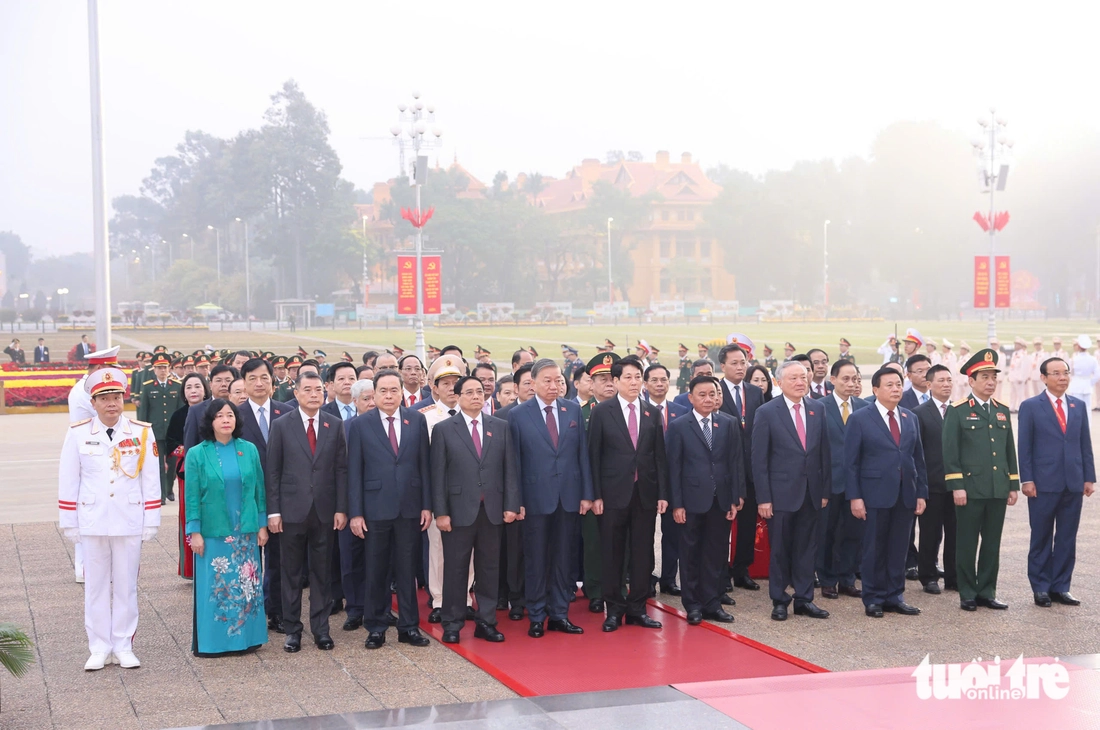 L&atilde;nh đạo Đảng, Nh&agrave; nước, đại biểu dự Đại hội XIV của Đảng v&agrave;o lăng viếng Chủ tịch Hồ Ch&iacute; Minh - Ảnh 3.
