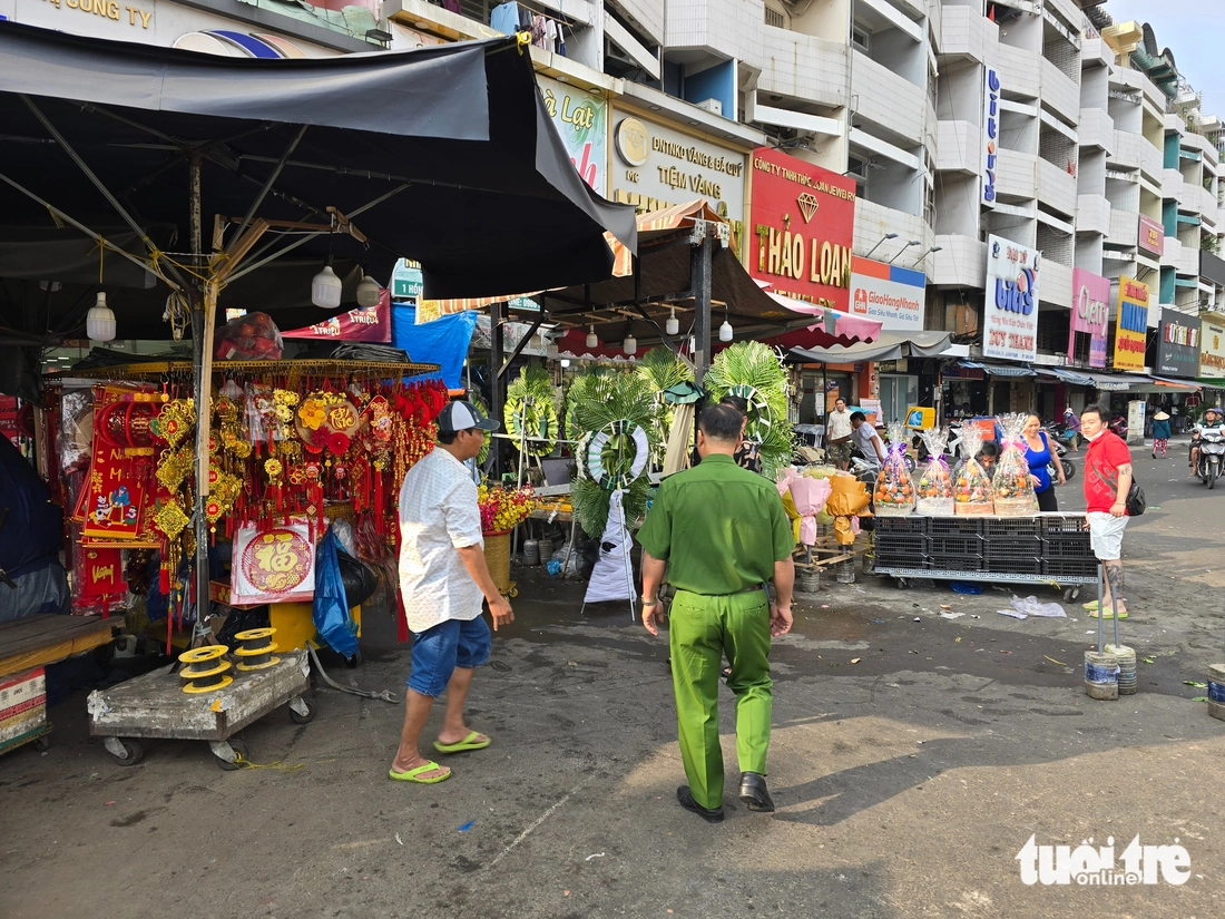 Xử lý vi phạm vỉa hè, lòng đường trước chợ Bà Chiểu, giao thông trở nên thông thoáng - Ảnh 4.