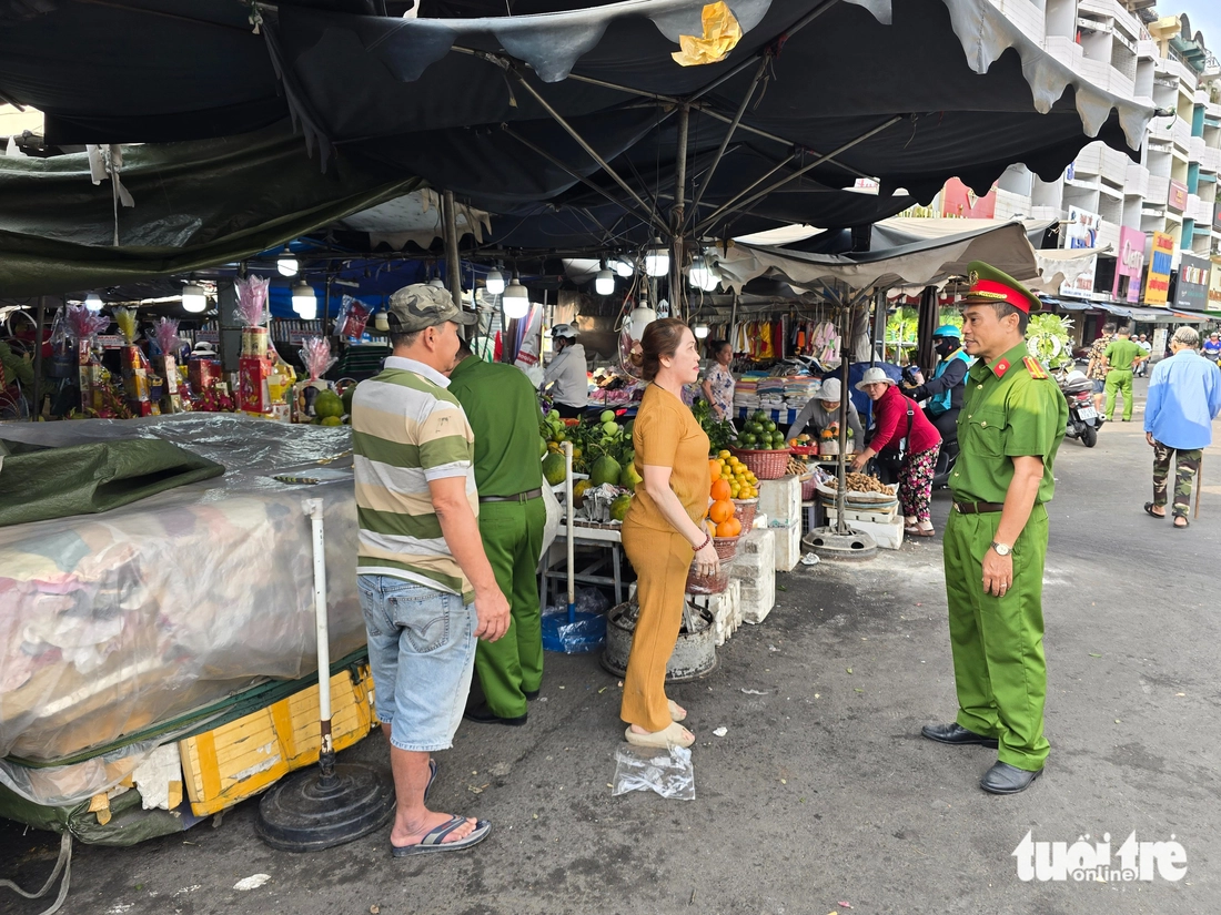 Xử lý vi phạm vỉa hè, lòng đường trước chợ Bà Chiểu, giao thông trở nên thông thoáng - Ảnh 6.
