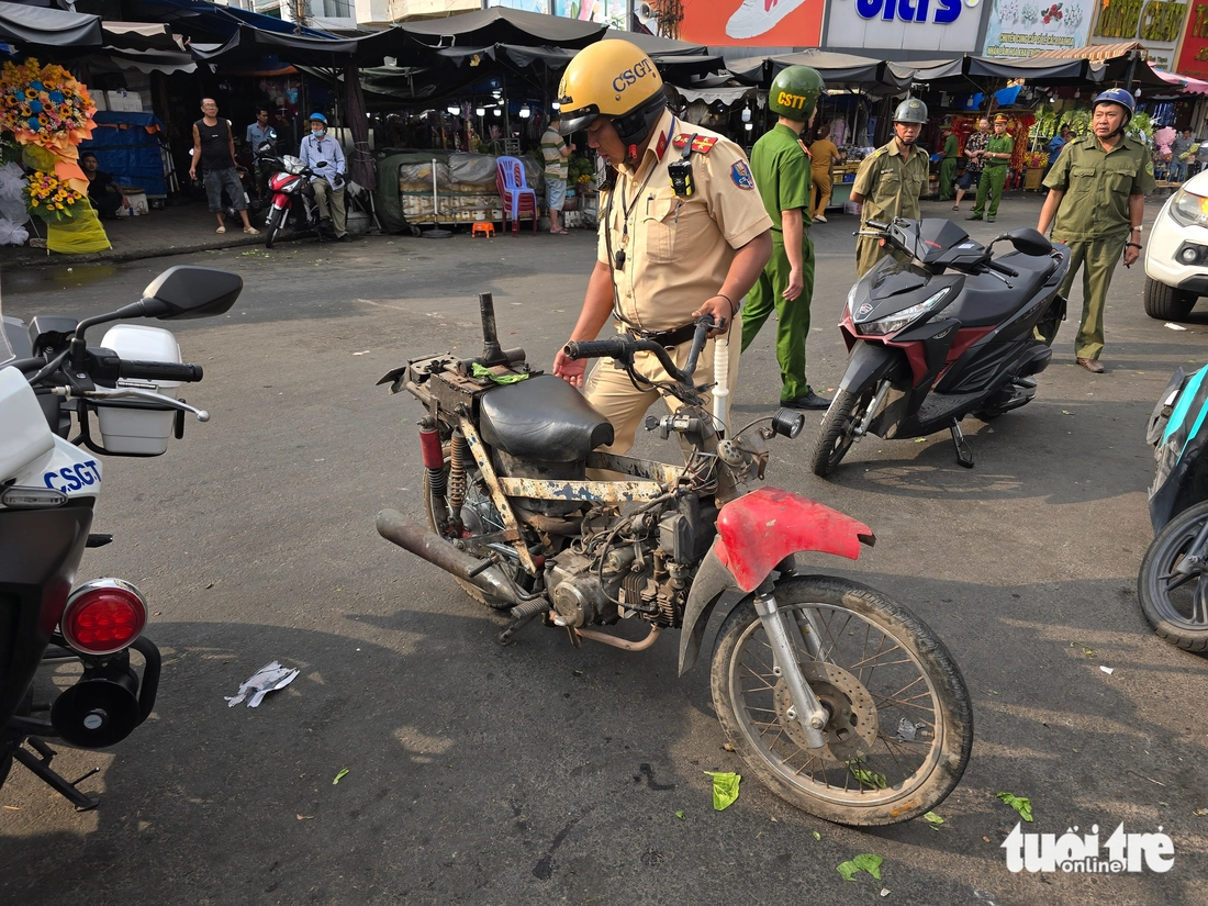 Xử lý vi phạm vỉa hè, lòng đường trước chợ Bà Chiểu, giao thông trở nên thông thoáng - Ảnh 7.