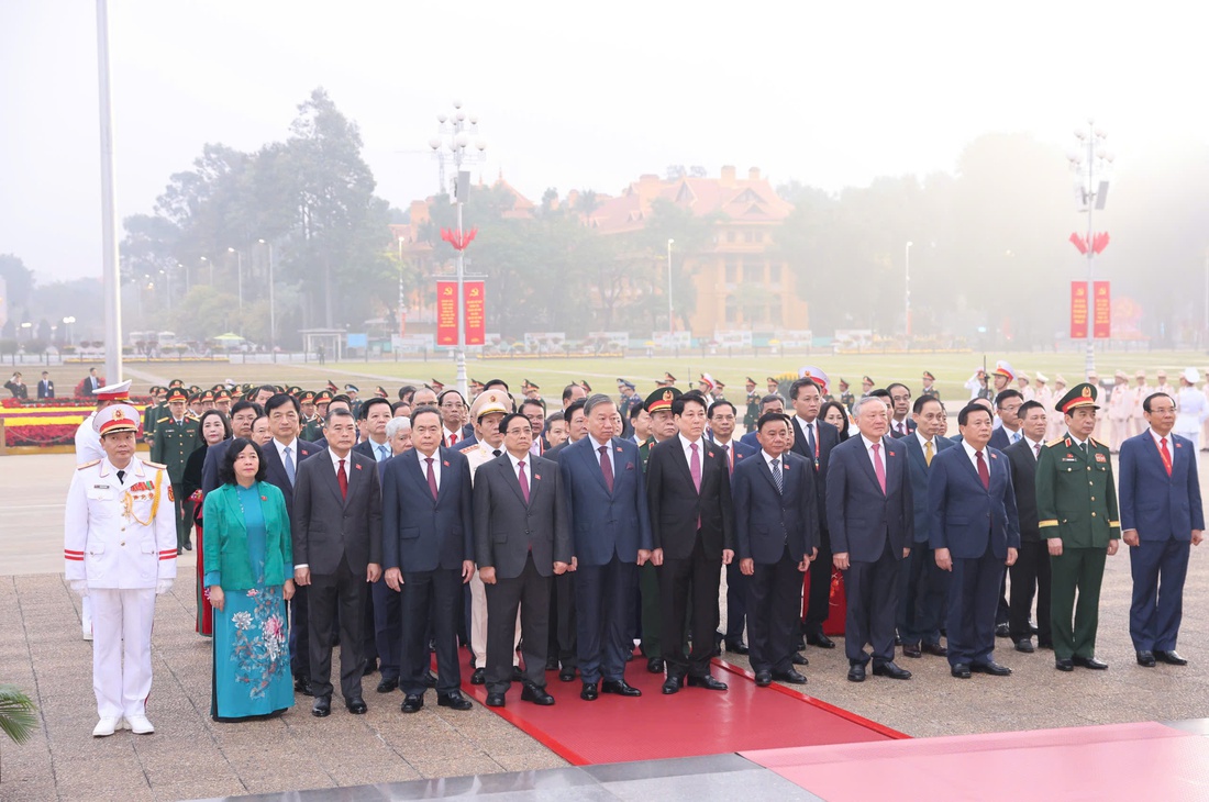 Lãnh đạo Đảng, Nhà nước, đại biểu dự Đại hội XIV của Đảng vào lăng viếng Chủ tịch Hồ Chí Minh - Ảnh 3.