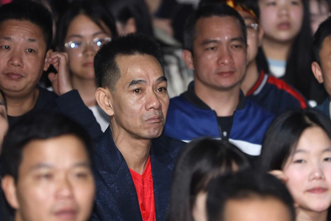 Bố Hiểu Minh lo lắng khi anh chấn thương phải rời sân - Ảnh 2.