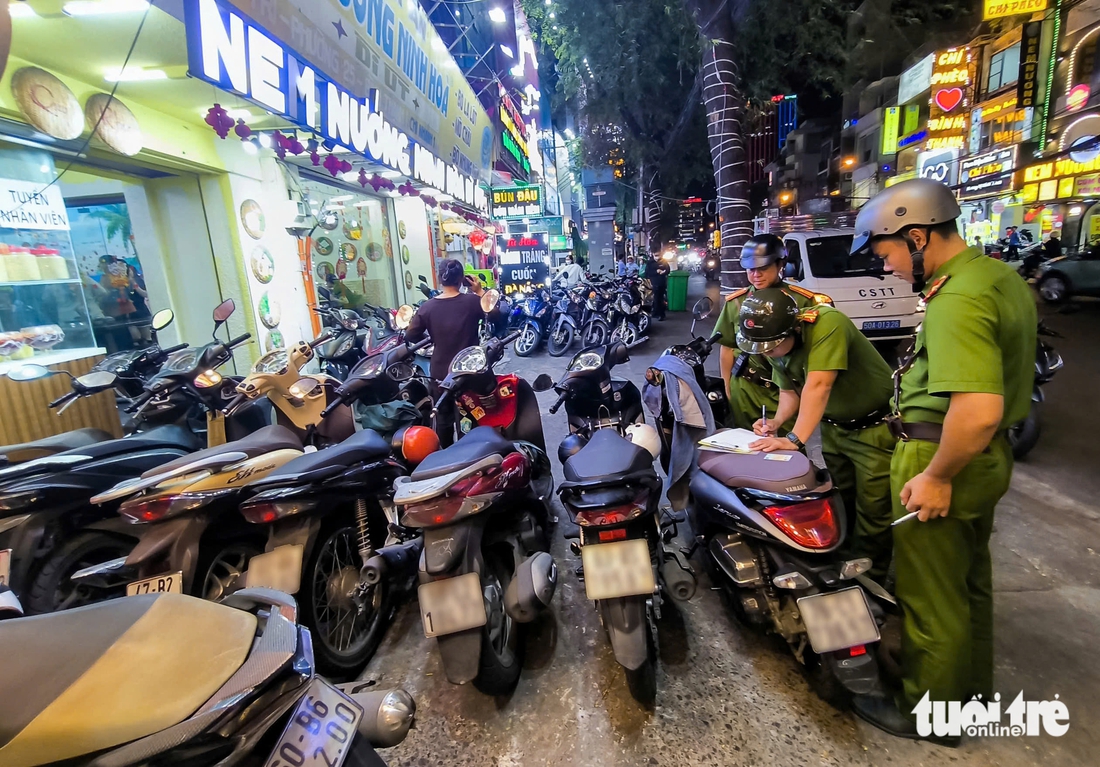 lấn chiếm vỉa hè - Ảnh 2.