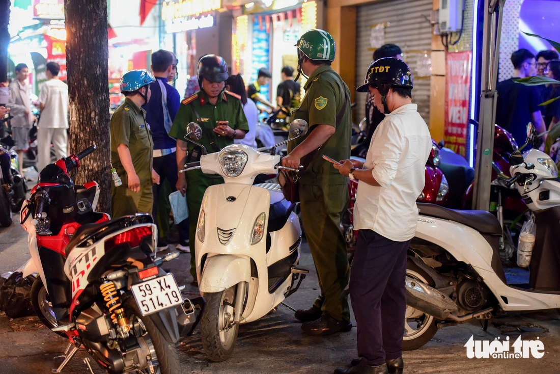 lấn chiếm vỉa hè - Ảnh 3.