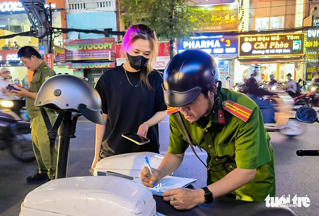 Kiểm tra ngày đêm, phường Thạnh Mỹ Tây kiên quyết với lấn chiếm vỉa hè đường Nguyễn Gia Trí - Ảnh 5.