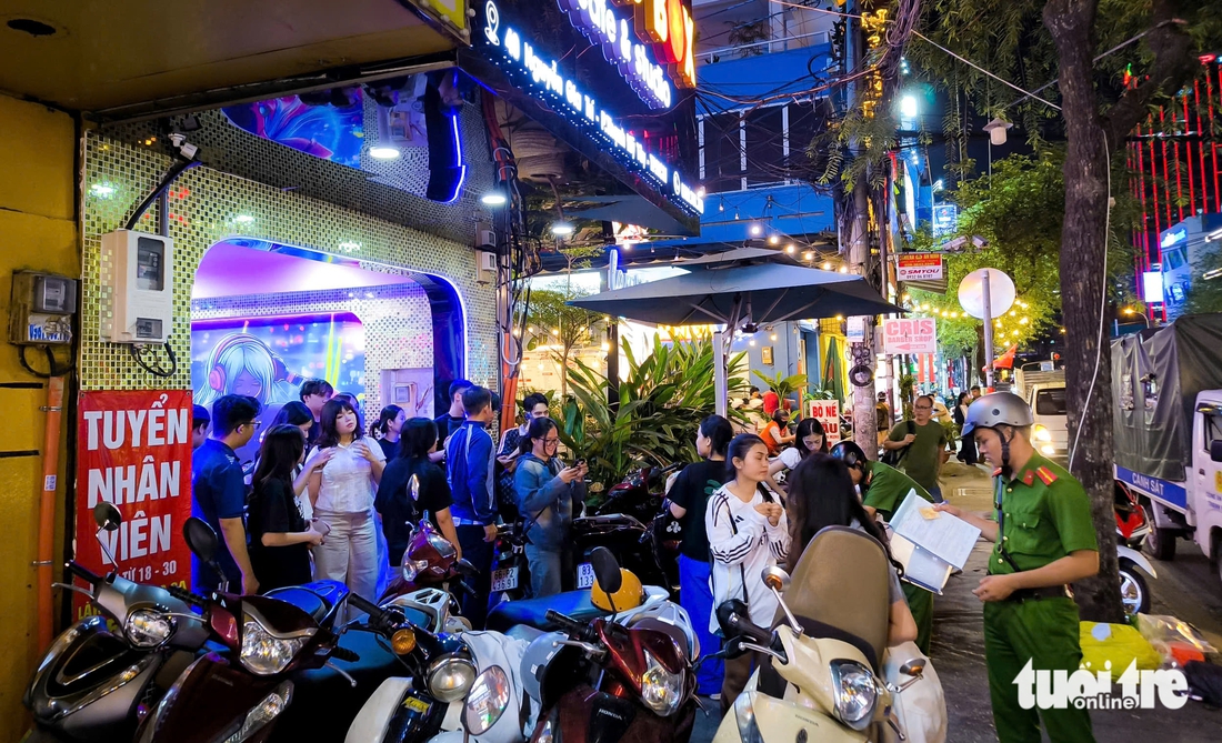 lấn chiếm vỉa hè - Ảnh 6.