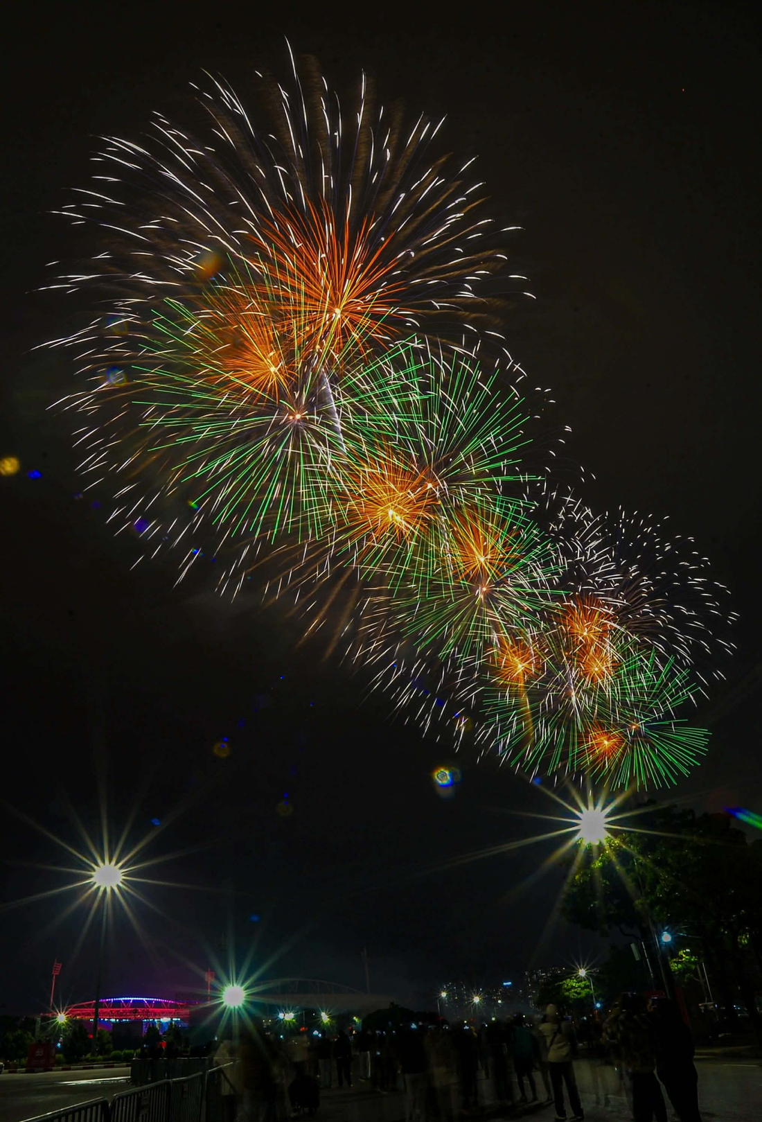 Pháo hoa rực sáng bầu trời thủ đô tại buổi tổng duyệt chương trình mừng Đại hội XIV của Đảng - Ảnh 12.