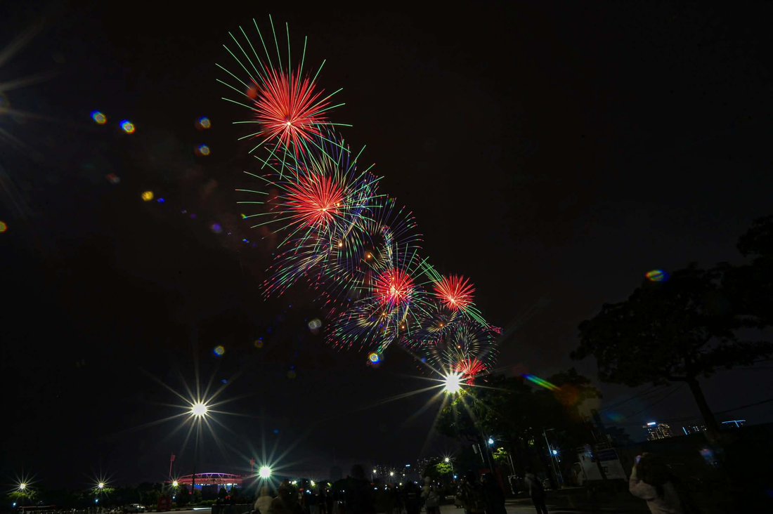 Pháo hoa rực sáng bầu trời thủ đô tại buổi tổng duyệt chương trình mừng Đại hội XIV của Đảng - Ảnh 13.
