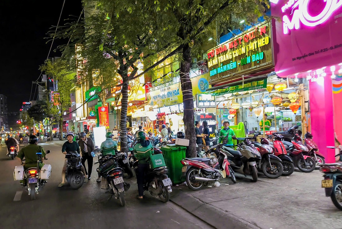 Kiểm tra ngày đêm, phường Thạnh Mỹ Tây kiên quyết với lấn chiếm vỉa hè đường Nguyễn Gia Trí - Ảnh 7.