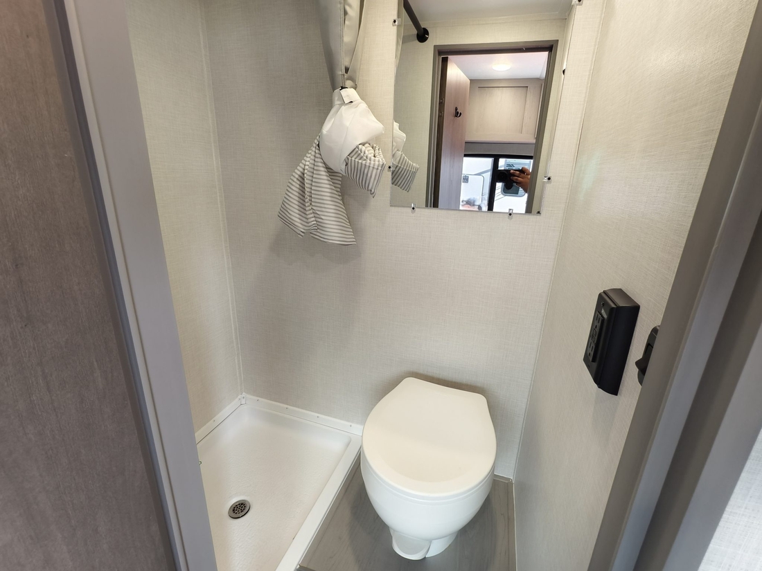 Nhà di động giá chỉ rẻ bằng nửa Toyota Vios, vẫn đủ tiện nghi nhưng nội thất 'mỏng manh' - Ảnh 8.