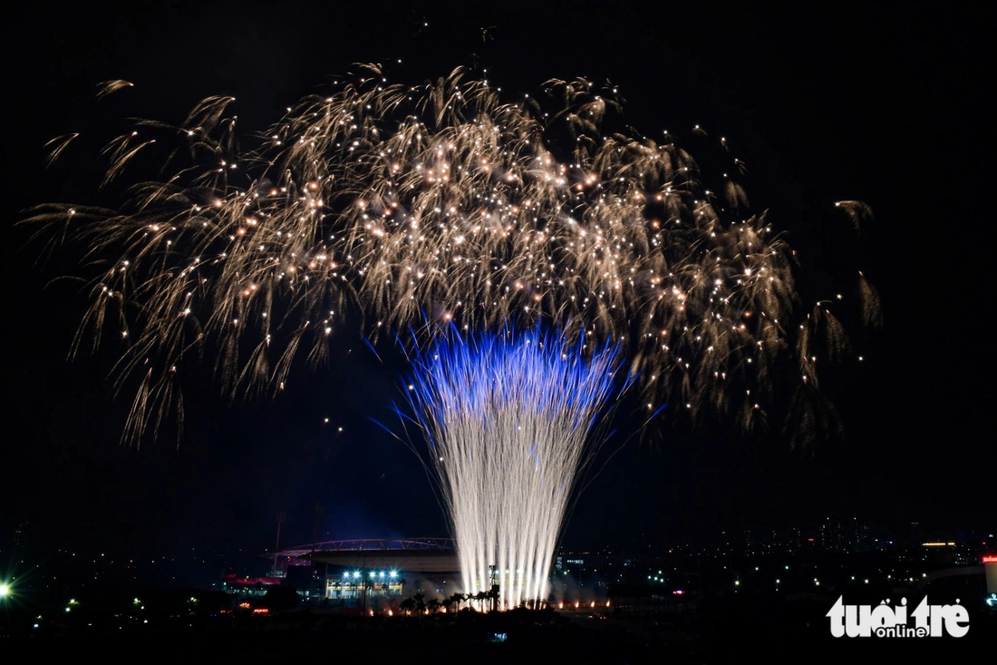 Ngắm màn pháo hoa 'tuyệt đối điện ảnh' trên bầu trời Hà Nội mừng Đại hội XIV của Đảng thành công - Ảnh 7. Pháo hoa - Ảnh 7.