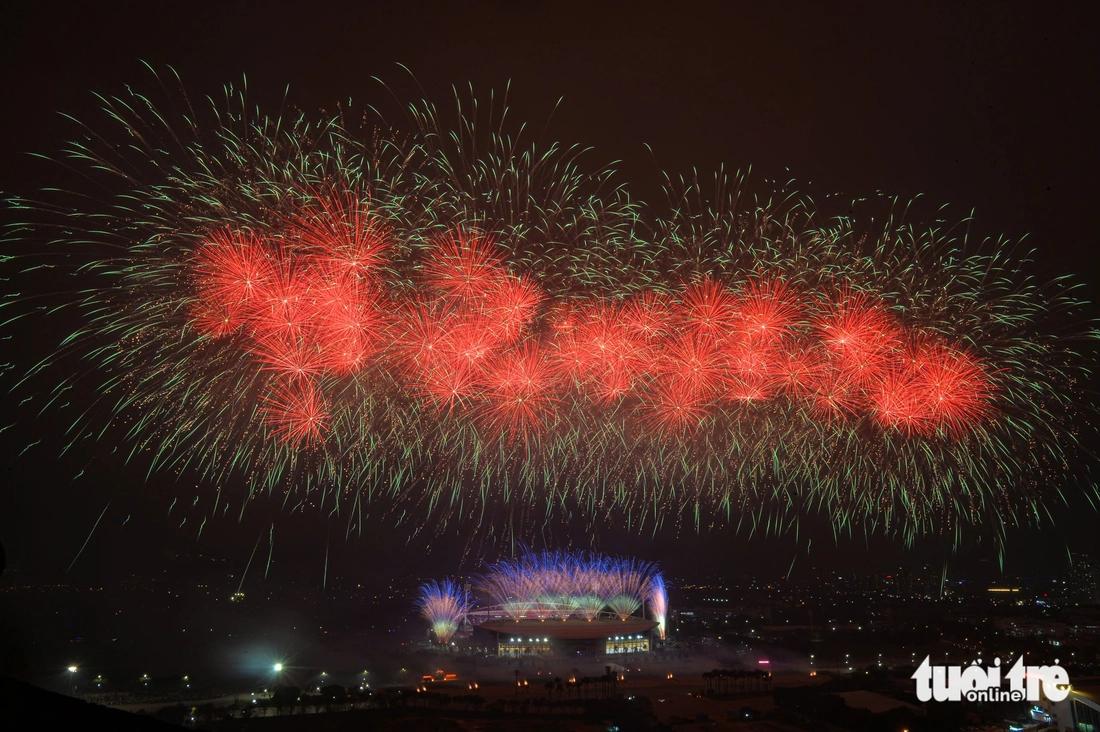 Ngắm màn pháo hoa 'tuyệt đối điện ảnh' trên bầu trời Hà Nội mừng Đại hội XIV của Đảng thành công - Ảnh 13. Pháo hoa - Ảnh 13.