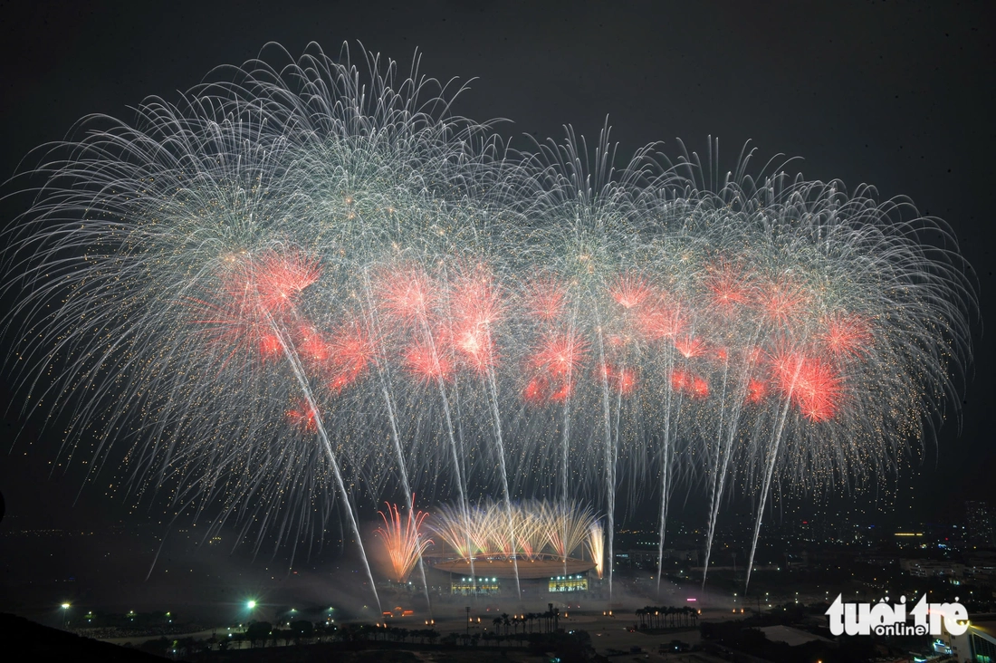 Ngắm màn pháo hoa 'tuyệt đối điện ảnh' trên bầu trời Hà Nội mừng Đại hội XIV của Đảng thành công - Ảnh 14. Pháo hoa - Ảnh 14.