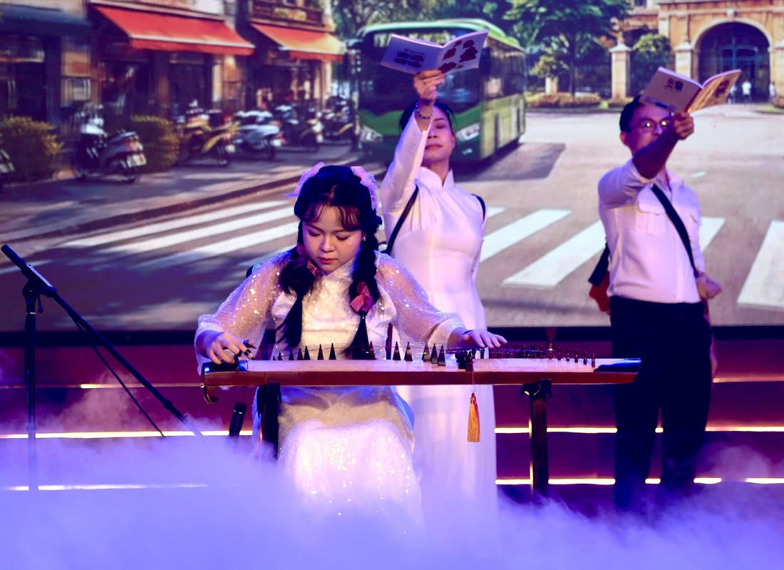 Bất ngờ: Học sinh TP.HCM hát chèo, chơi đàn bầu trên sân khấu lớn - Ảnh 2.