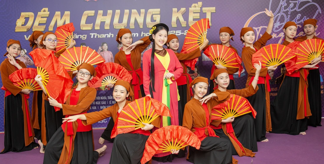 Bất ngờ: Học sinh TP.HCM hát chèo, chơi đàn bầu trên sân khấu lớn - Ảnh 1.