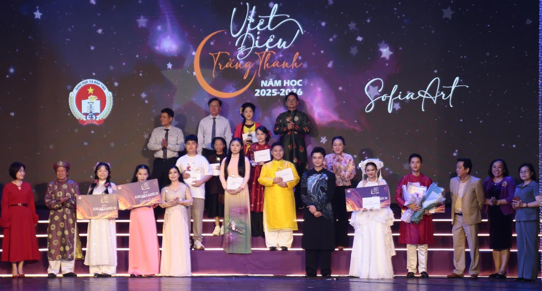 Bất ngờ: Học sinh TP.HCM hát chèo, chơi đàn bầu trên sân khấu lớn - Ảnh 7.