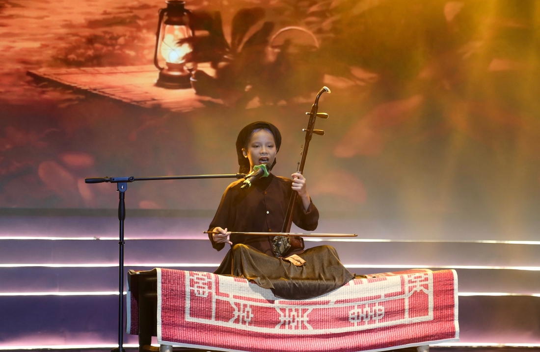 Bất ngờ: Học sinh TP.HCM hát chèo, chơi đàn bầu trên sân khấu lớn - Ảnh 4.