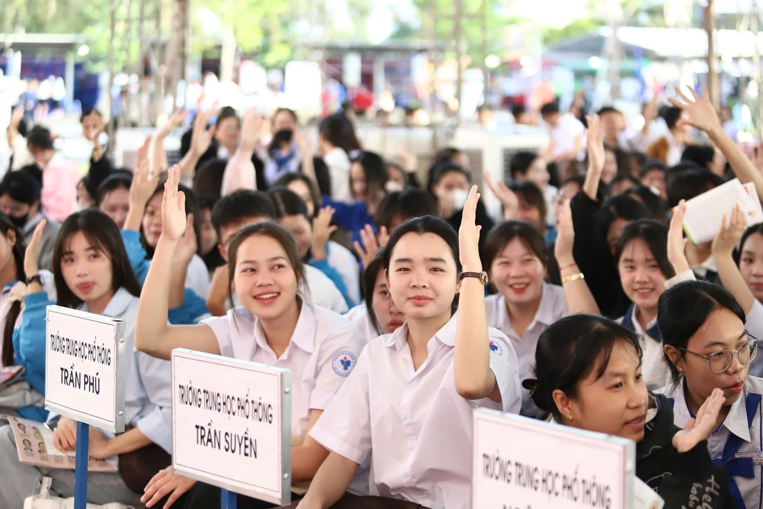 Học sinh Đắk Lắk hào hứng 'mở bản đồ tương lai' tại ngày hội tư vấn tuyển sinh - Ảnh 3.