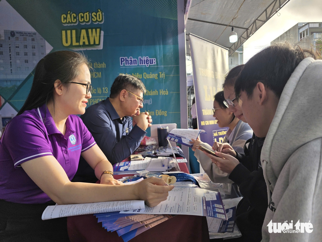 Học sinh Đắk Lắk hào hứng 'mở bản đồ tương lai' tại ngày hội tư vấn tuyển sinh - Ảnh 4.