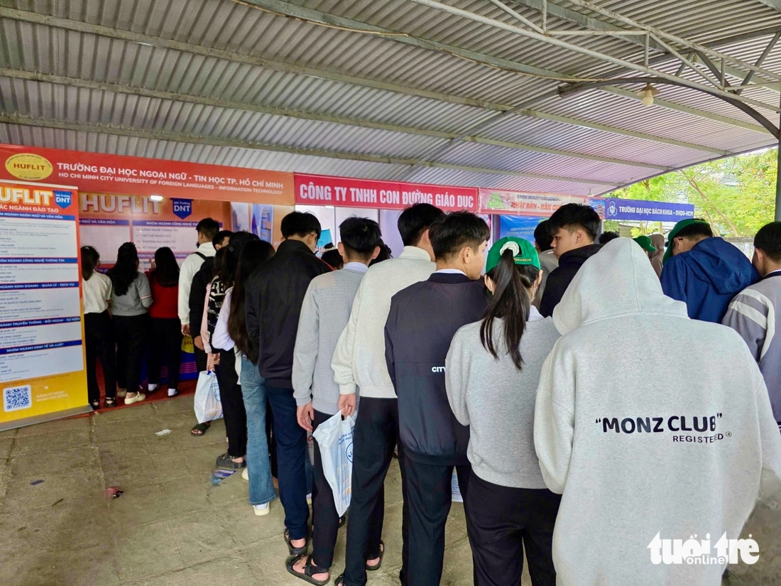 Học sinh mê các gian tư vấn tuyển sinh 'vừa được giải đáp, vừa nhận quà' - Ảnh 2.