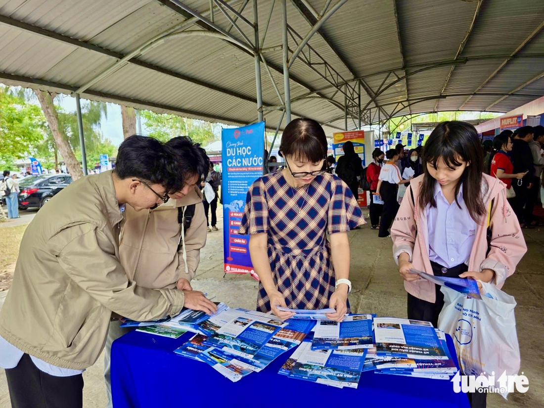 Học sinh mê các gian tư vấn tuyển sinh 'vừa được giải đáp, vừa nhận quà' - Ảnh 6.