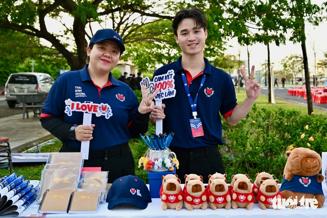 Học sinh mê các gian tư vấn tuyển sinh 'vừa được giải đáp, vừa nhận quà' - Ảnh 7.