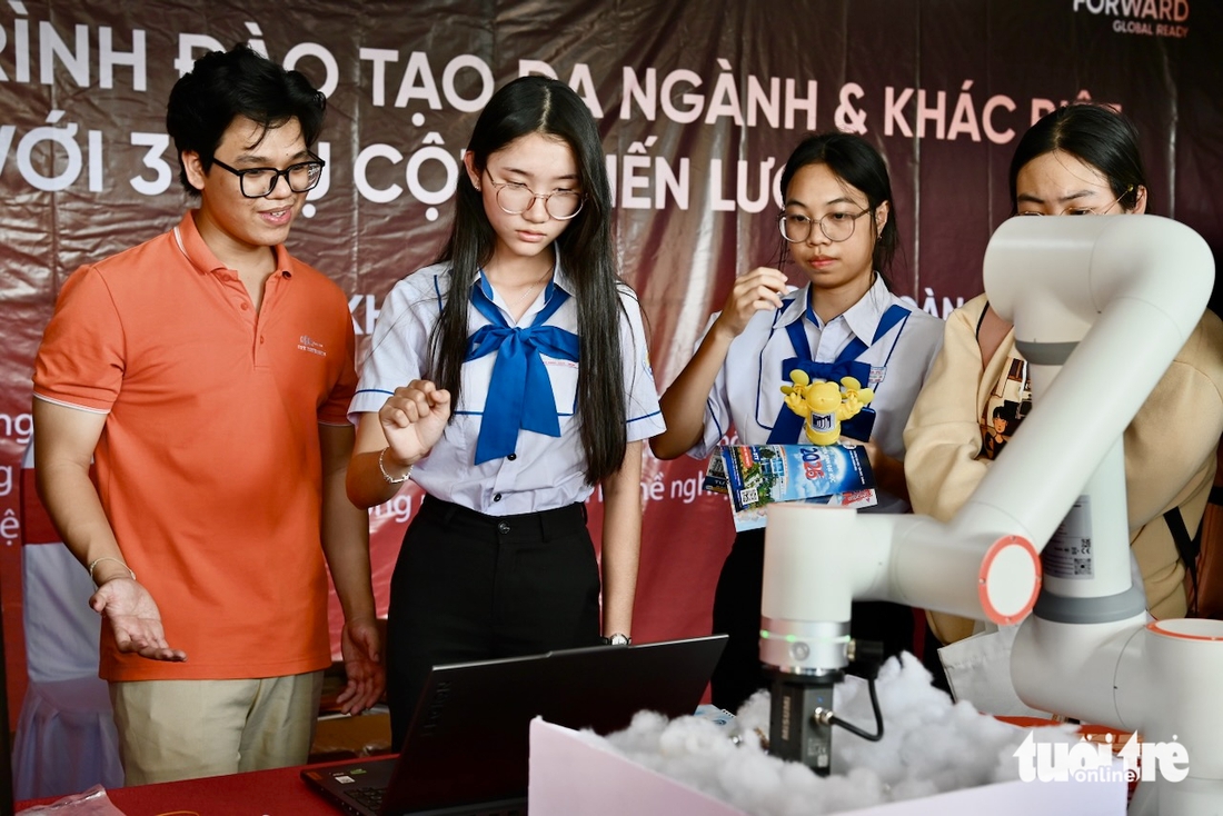 Học sinh mê các gian tư vấn tuyển sinh 'vừa được giải đáp, vừa nhận quà' - Ảnh 6.