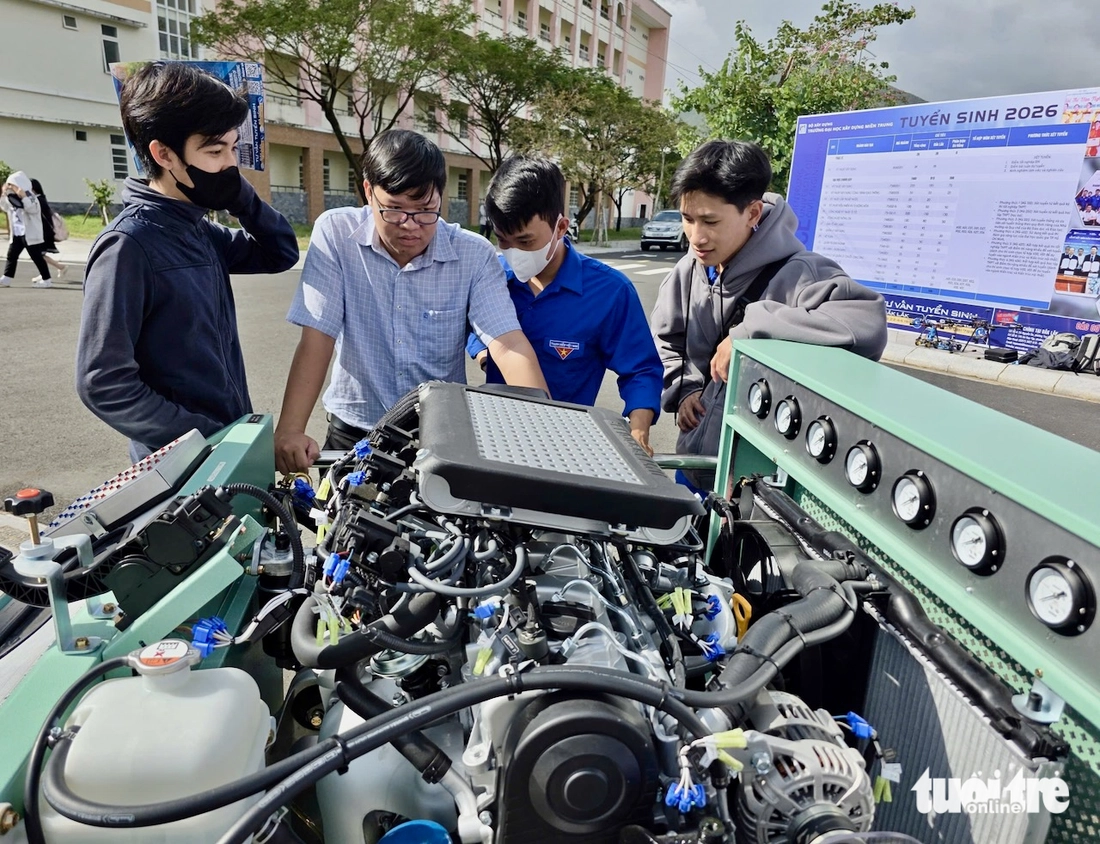 Học sinh mê các gian tư vấn tuyển sinh 'vừa được giải đáp, vừa nhận quà' - Ảnh 10.