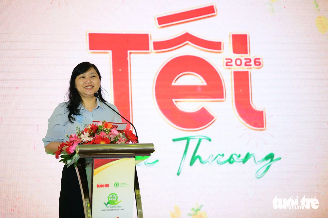 Ấm áp buổi cơm tất niên cùng người thu gom rác dân lập - Ảnh 2.