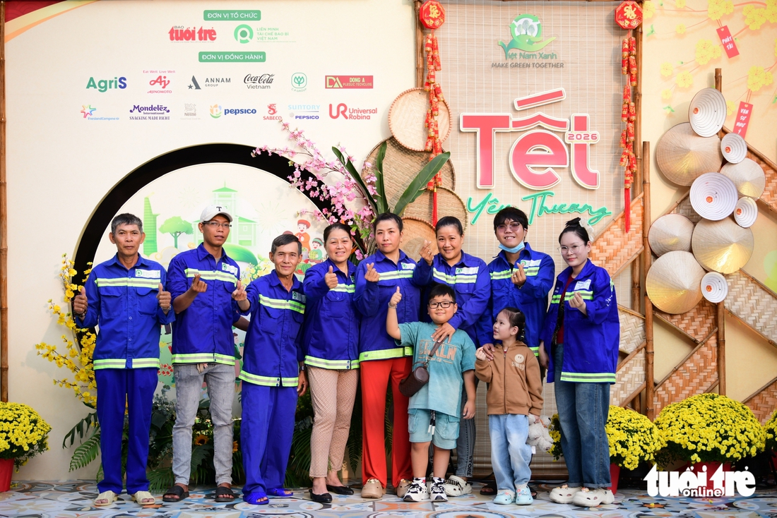 Ấm áp buổi cơm tất niên cùng người thu gom rác dân lập - Ảnh 3.