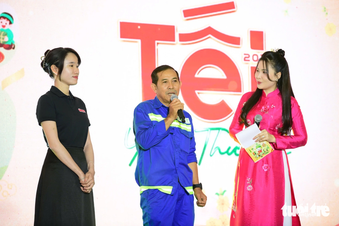 Ấm áp buổi cơm tất niên cùng người thu gom rác dân lập - Ảnh 6.