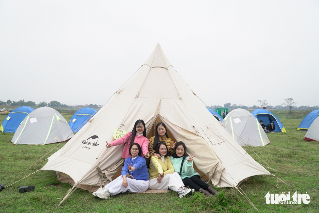 Đa Phúc đưa ‘bãi chăn trâu’ thành điểm cắm trại bên sông Cà Lồ - Ảnh 1. cắm trại - Ảnh 1.