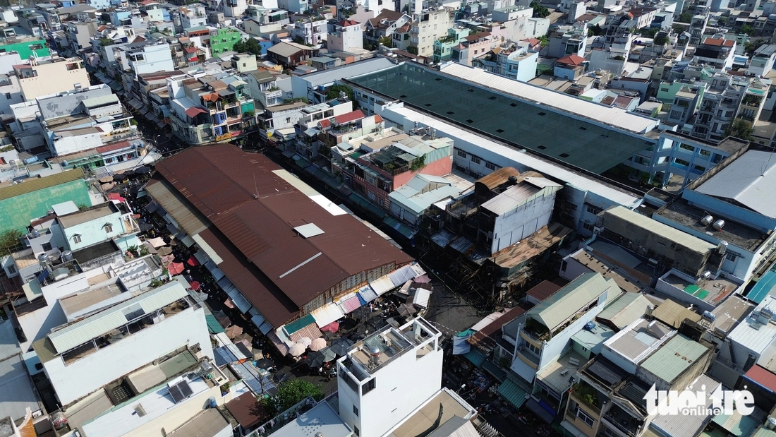Vụ cháy ngay chợ Nhị Thiên Đường, phường Bình Đông: 4 căn nhà bị thiêu rụi hoàn toàn - Ảnh 2.