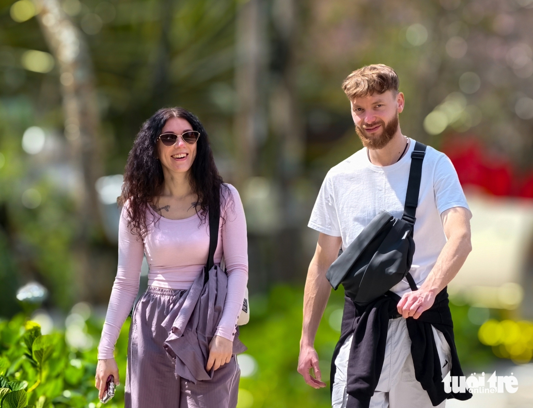 Mai anh đào Đà Lạt đã nở rộ, du khách về phố núi 'sống chậm' - Ảnh 5.