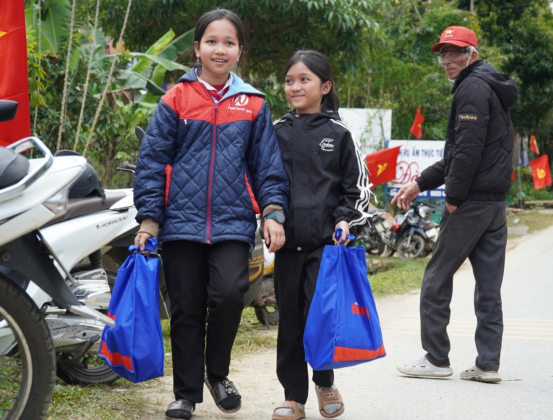 Báo Tuổi Trẻ mang 500 phần quà 'Tết sẻ chia' đến với học trò miền núi Đà Nẵng - Ảnh 20.