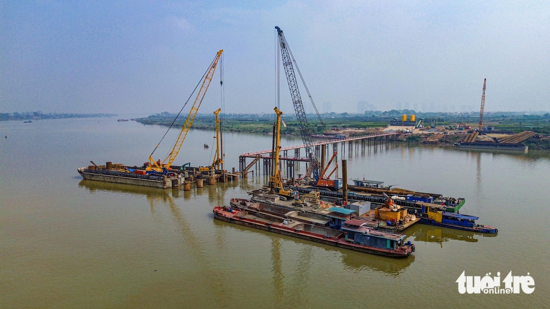 Công trường làm cầu dây văng hơn 11.800 tỉ đồng nối Hà Nội và Hưng Yên - Ảnh 10.