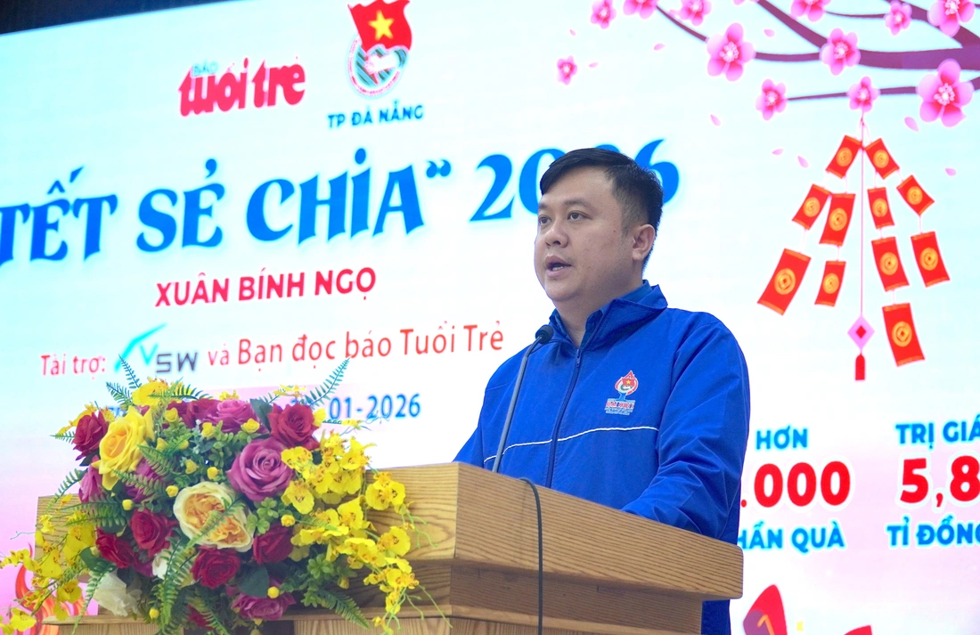 Báo Tuổi Trẻ mang 500 phần quà 'Tết sẻ chia' đến với học trò miền núi Đà Nẵng - Ảnh 3.