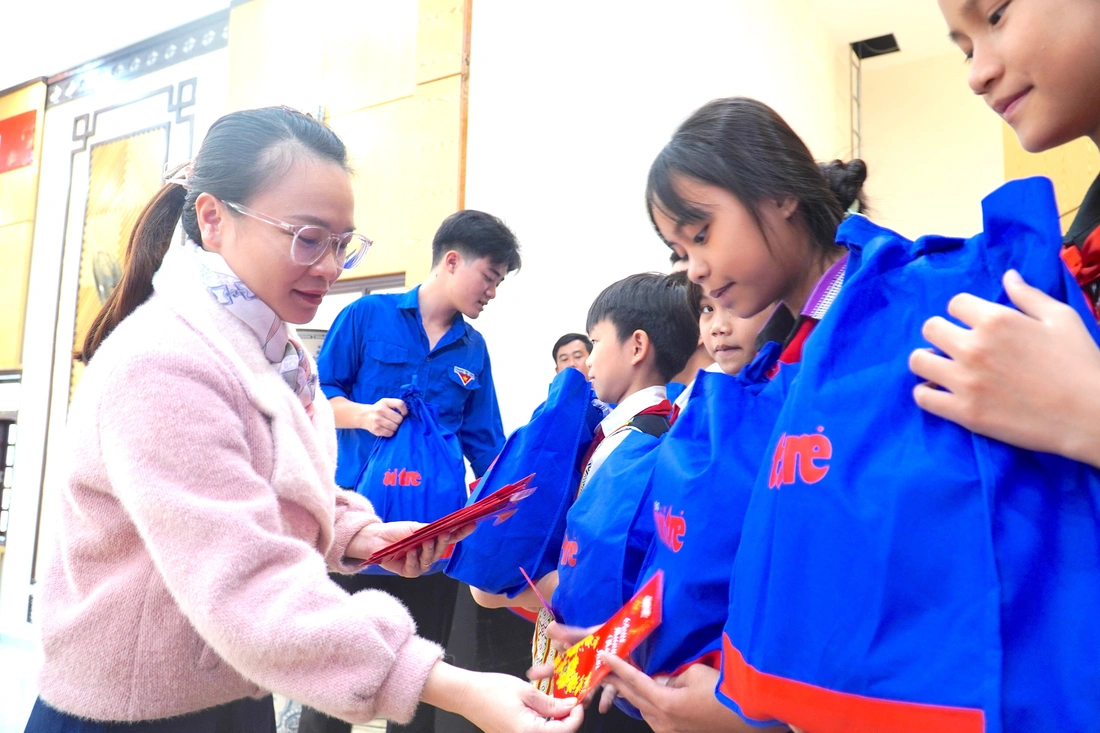 Báo Tuổi Trẻ mang 500 phần quà 'Tết sẻ chia' đến với học trò miền núi Đà Nẵng - Ảnh 6.