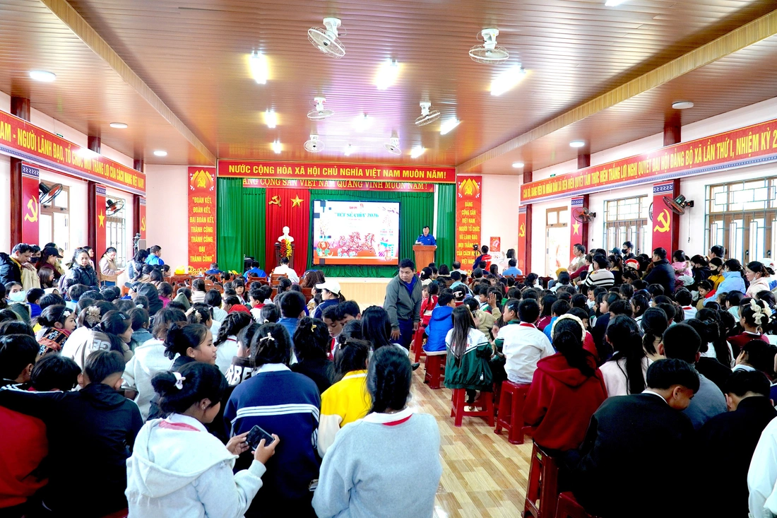 Báo Tuổi Trẻ mang 500 phần quà 'Tết sẻ chia' đến với học trò miền núi Đà Nẵng - Ảnh 2.