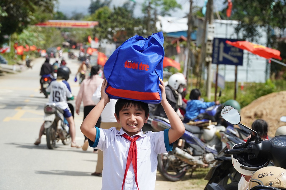 Báo Tuổi Trẻ mang 500 phần quà 'Tết sẻ chia' đến với học trò miền núi Đà Nẵng - Ảnh 14.