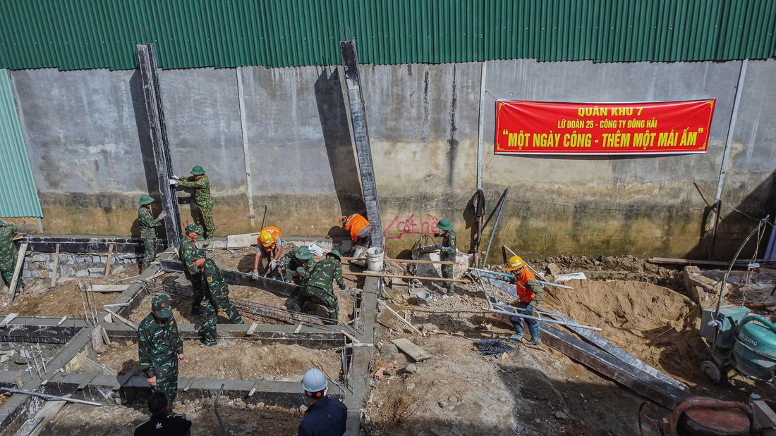 Quân khu 7 xây nhà tặng dân vùng biên giới, đón cả ngàn dân ăn Tết với bộ đội - Ảnh 1.