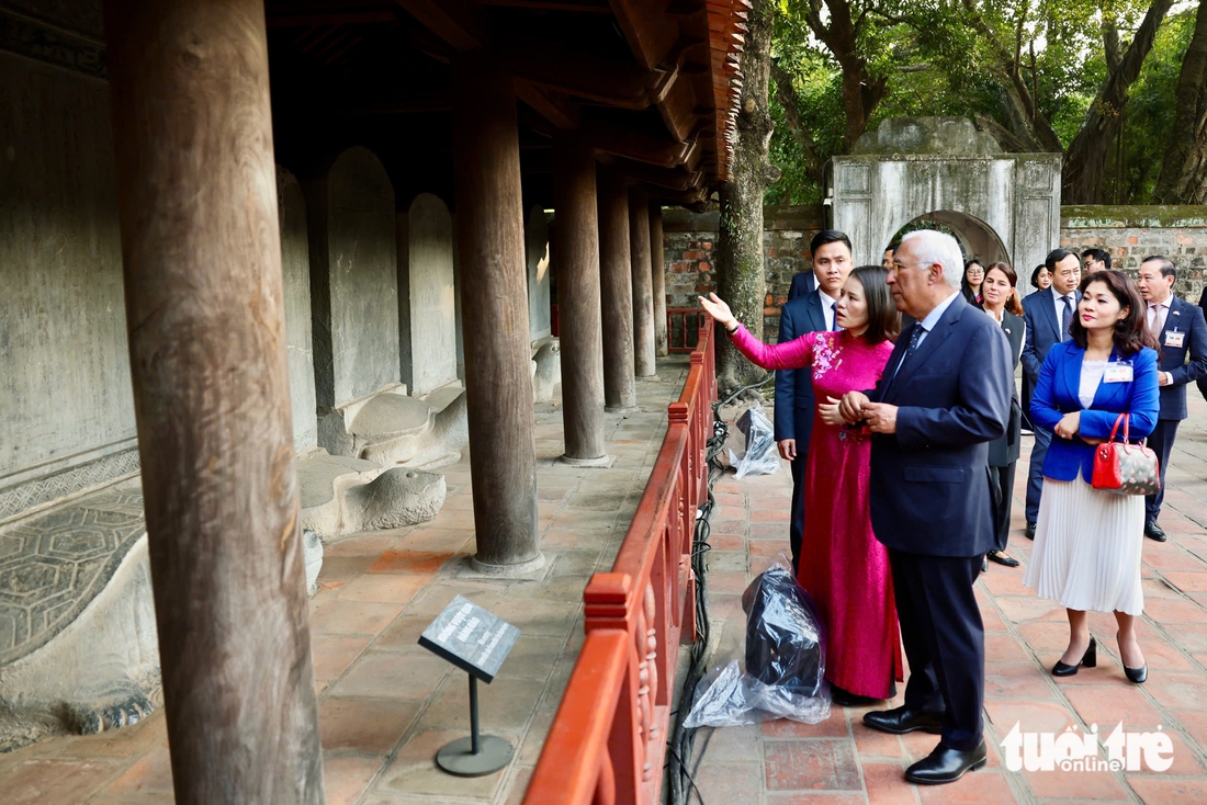 Chủ tịch Hội đồng châu Âu António Costa thăm Văn Miếu - Quốc Tử Giám - Ảnh 2.