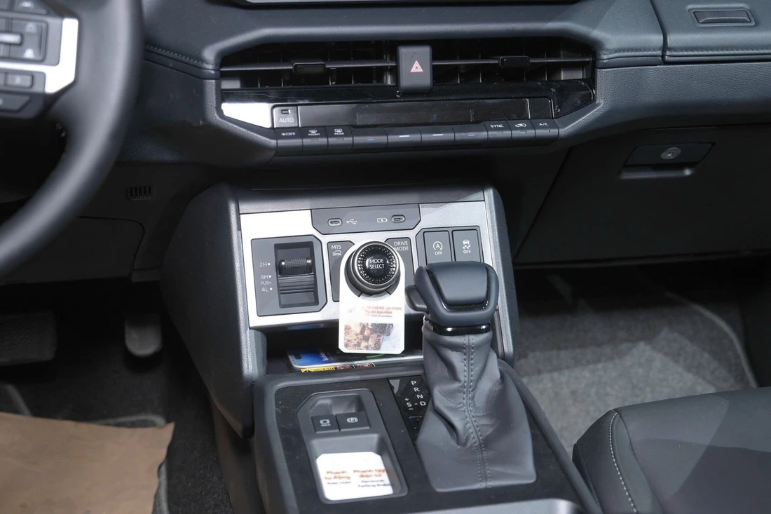 Toyota Hilux - Ảnh 15.