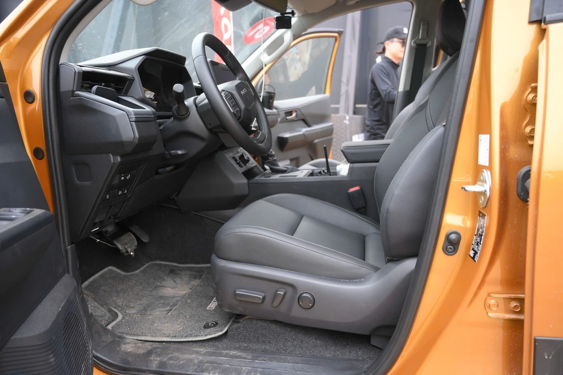 Toyota Hilux - Ảnh 16.