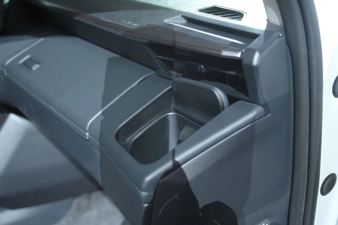 Chi tiết Toyota Hilux 2026 ra mắt Việt Nam: Giá từ 632 triệu, nội thất gợi nhớ Prado, có ADAS - Ảnh 12.