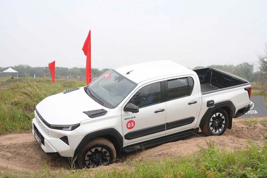Toyota Hilux - Ảnh 18.