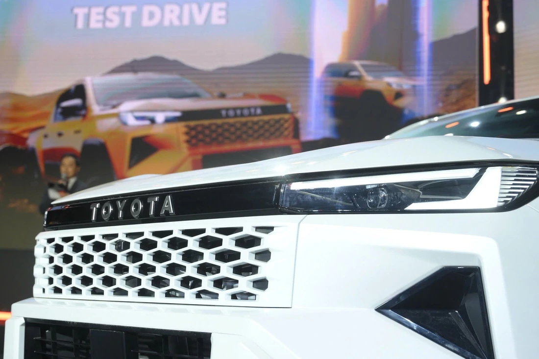 Chi tiết Toyota Hilux 2026 ra mắt Việt Nam: Giá từ 632 triệu, nội thất gợi nhớ Prado, có ADAS - Ảnh 4.